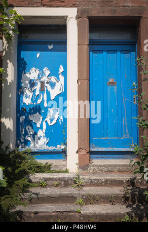 Blick auf zwei Türen in heruntergekommenen Immobilien, die auf dem Wohnungsmarkt zum Verkauf angeboten wurden, Dumfries, Schottland. Stockfoto