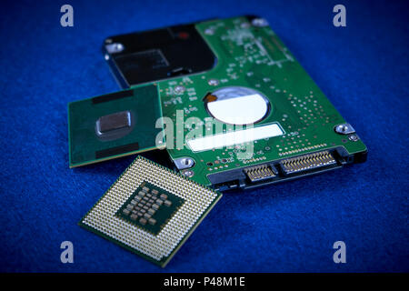 Nahaufnahme des internen Mechanismus hardware Festplatte und zwei Prozessoren auf blauem Hintergrund Stockfoto