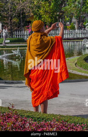 Chiang Rai, Thailand - eine der Hauptattraktionen in Thailand sind die farbenfrohen Bewohner. Hier im Bild ein Mönch pics in Chiang Rai Stockfoto