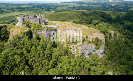 Luftaufnahme von den Ruinen einer alten Burg auf einem Hügel (Carreg Cennen, Wales, Großbritannien) Stockfoto