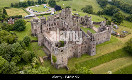 Luftaufnahme von Raglan Schloss in Monmouthshire, South Wales, Großbritannien Stockfoto