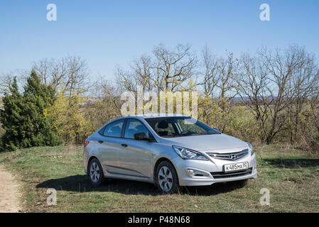 Das Auto Hyundai Solaris (Akzent) ist in der Natur geparkt. Eski Kermen, der Republik Krim. 2016-03-07 Stockfoto