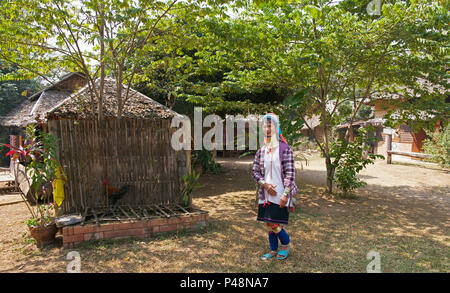 Karen lange Hals Frau zu Fuß durch abgelegene Dorf in der Nähe von Pai Nordthailand Stockfoto