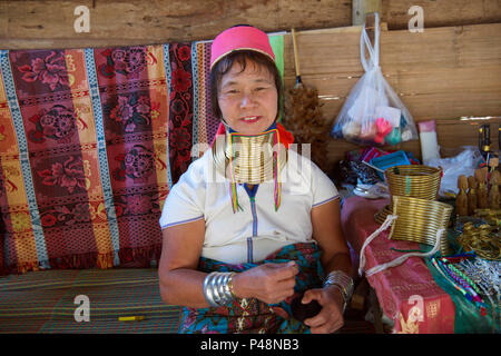 Lächelnd Karen lange Hals Frau Pai Nordthailand Stockfoto