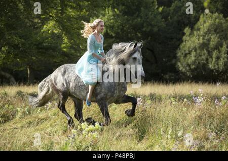 Original Film Titel: Cinderella. Englischer Titel: Cinderella. Regisseur: Kenneth Branagh. Jahr: 2015. Stars: LILY JAMES. Credit: WALT DISNEY PRODUCTIONS/Album Stockfoto