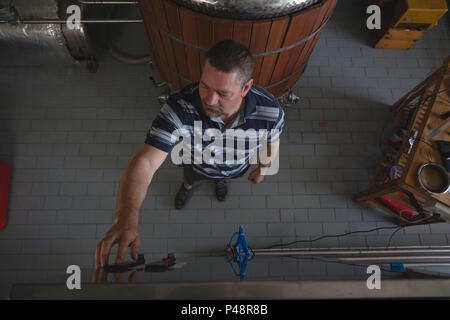 Männliche Arbeiter Überwachung ein Manometer von Speicher Stockfoto