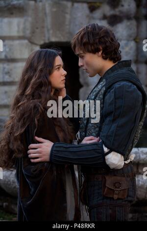 Original Film Titel: ROMEO UND JULIA. Englischer Titel: ROMEO UND JULIA. Film Regie: Carlo CARLEI. Jahr: 2013. Stars: HAILEE STEINFELD; DOUGLAS STAND. Credit: BERNSTEIN ENTERTAINMENT/Album Stockfoto