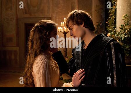 Original Film Titel: ROMEO UND JULIA. Englischer Titel: ROMEO UND JULIA. Film Regie: Carlo CARLEI. Jahr: 2013. Stars: HAILEE STEINFELD; DOUGLAS STAND. Credit: BERNSTEIN ENTERTAINMENT/Album Stockfoto