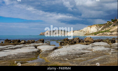 Die Scala dei Turchi (Italienisch: tair der Türken") ist eine felsige Klippe an der Küste von Realmonte, in der Nähe von Porto Empedocle, Sizilien, Italien. Stockfoto