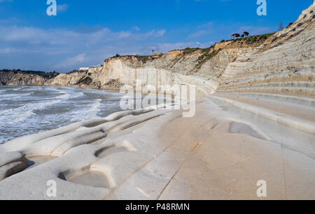 Die Scala dei Turchi (Italienisch: tair der Türken") ist eine felsige Klippe an der Küste von Realmonte, in der Nähe von Porto Empedocle, Sizilien, Italien. Stockfoto