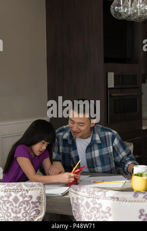 Mädchen spielen video Spiel mit ihrem Vater. Stockfoto