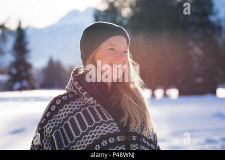 Frau, auf schneebedeckten Landschaft Stockfoto