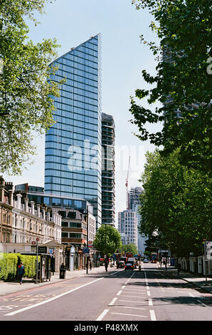 Die City Road, Islington London UK, auf der Suche nach neuen Chronik Turm und andere neue Wohnung Gebäude Stockfoto