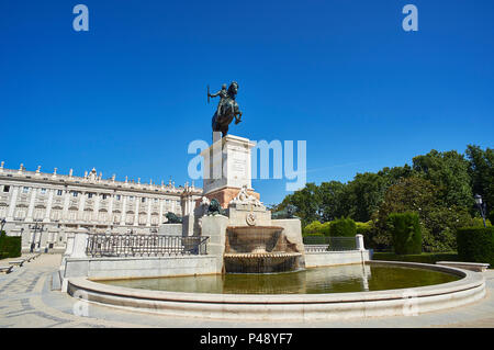 Ostfassade von Madrid Königspalast (Palacio Real) mit Denkmal für Felipe IV im Vordergrund. Plaza de Oriente entfernt. Madrid, Spanien. Stockfoto