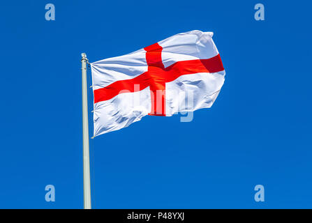 Flagge von England winken im Wind gegen den blauen Himmel Stockfoto