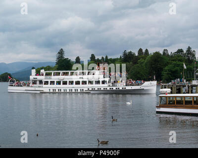 Lake Windermere Kreuzfahrtschiff MV Teal Ankunft in Bowness-on-Windermere Cumbria England UK South Lakeland Stockfoto