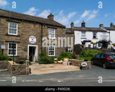 Swaledale Wollsachen und die Farmers Arms Pub in das attraktive Dorf Muker Yorkshire Dales National Park England Großbritannien Stockfoto