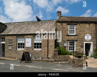 Swaledale Wollsachen und Old School Art Gallery und Craftshop in attraktiven Dales Dorf Muker Yorkshire Dales National Park England Großbritannien Stockfoto
