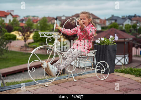 Kleines Mädchen schwelgt in Radfahren Stockfoto