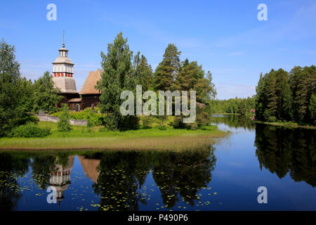 Finnische blauen See und Himmel Landschaft mit UNESCO-Weltkulturerbe, alte hölzerne Kirche von Petajavesi, Finnland im Sommer. Die Kirche wurde 1763-65 erbaut. Stockfoto