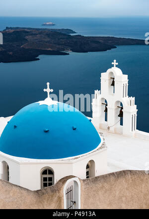 Die drei Glocken von Fira mit Blue Dome, einer griechisch-orthodoxen Kirche auf der Spitze einer Klippe in der Nähe der Stadt Fira auf der Insel Santorini, Griechenland Stockfoto