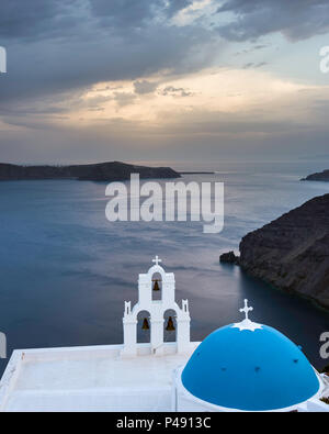 Die drei Glocken von Fira mit Blue Dome, einer griechisch-orthodoxen Kirche auf der Spitze einer Klippe in der Nähe der Stadt Fira auf der Insel Santorini, Griechenland Stockfoto