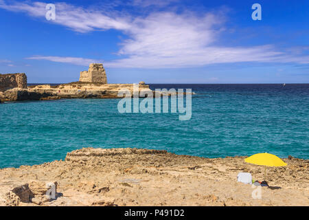 Sommer. realx am Strand: ein Platz an der Sonne. Der schönsten Küste von Apulien: Roca Vecchia, ITALIEN (Lecce). Felsen und Ruinen der Wachturm. Stockfoto