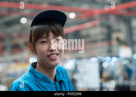 Fließbandarbeiter in China National Heavy Duty Truck Group, Jinan, Provinz Shandong, China Stockfoto