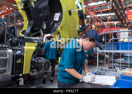 Fließbandarbeiter in China National Heavy Duty Truck Group, Jinan, Provinz Shandong, China Stockfoto