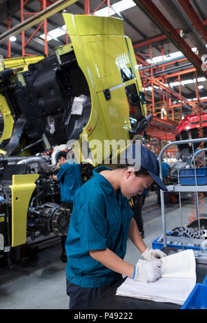 Fließbandarbeiter in China National Heavy Duty Truck Group, Jinan, Provinz Shandong, China Stockfoto