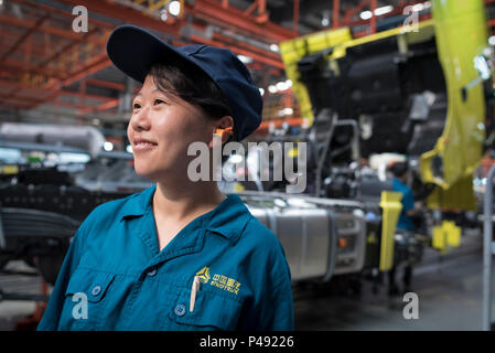 Fließbandarbeiter in China National Heavy Duty Truck Group, Jinan, Provinz Shandong, China Stockfoto