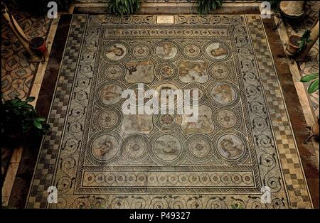 MOSAICO ROMANO - AMORES DE JUPITER, POLIFEMO Y ESTACIONES DEL AÑO (EN ANGULOS) PROC ITALICA. Lage: CASA DE LA CONDESA DE LEBRIJA, Sevilla, Sevilla, Spanien. Stockfoto