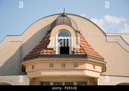 Vintage Gaube und Fenster auf Dach am Haus. Retro Stil gehaltenen Fassade und Architektur Konzept. Nahaufnahme Stockfoto