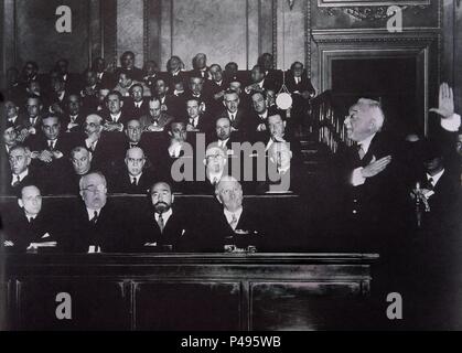 Session DE APERTURA DE LAS CORTES DE LA II REPUBLICA EL 14 de Julio DE 1931-DE PIE Niceto Alcalá Zamora - AZAÑA SENTADO. Stockfoto