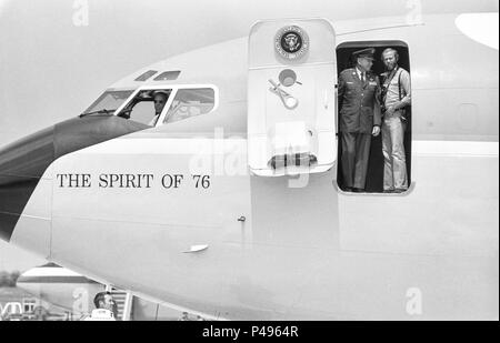 FORT SMITH, AR, USA - 10. AUGUST 1975 -- Offizielle White House Fotograf David Hume Kennerly Peers aus der Air Force One bevor Präsident Gerald Ford deplanes am Fort Chaffee, AR. Kennerly, gewann einen Preis für sein Foto Pulitzter Abdeckung der Vietnamkrieg war offizielle White House Fotografen von Ford. Stockfoto