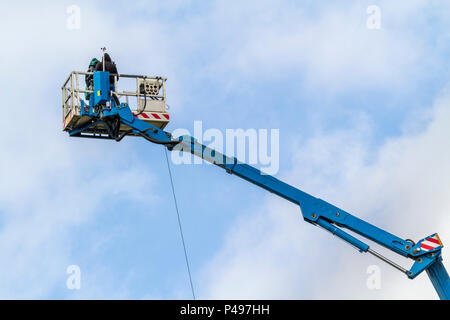 TV Kamera Operator auf einer erhöhten Plattform in einem Übertragungswagen, Trent Bridge Cricket Ground, Nottinghamshire, England, Großbritannien Stockfoto