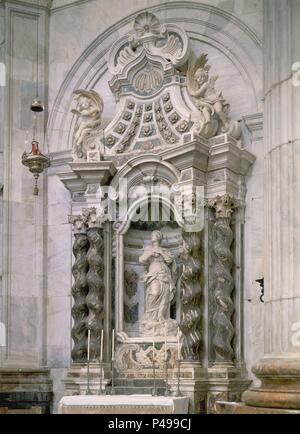 CAPILLA DE LA ASUNCION - BARROCO RETABLO DE MARMOL. Lage: Catedral, Cadiz, Andalusien, Spanien. Stockfoto