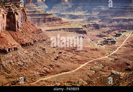 Luftaufnahme von einem Feldweg im Canyonlands National Park, Insel im Himmel region, Utah, USA. Stockfoto