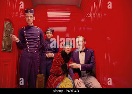 Original Filmtitel: Das GRAND HOTEL BUDAPEST. Englischer Titel: THE GRAND HOTEL BUDAPEST. Regisseur: Wes Anderson. Jahr: 2014. Stars: Ralph Fiennes; Tilda Swinton; PAUL SCHLASE; TONY REVOLORI. Kreditkarten: American EMPIRISCHE BILDER/Indian Paintbrush/SCOTT RUDIN PR/Album Stockfoto