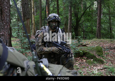 Deutsche Bundeswehr Soldat der 4. Fallschirmjäger-Kompanie, 31. Fallschirmjäger-Regiment, sorgt für Sicherheit während der Durchführung einer abgesessene Patrouille während Swift Antwort 16 Übung auf dem Truppenübungsplatz Hohenfels, ein Teil der Joint Multinational Readiness Center in Hohenfels, Deutschland, 21. Juni 2016. Übung Swift Antwort ist eines der führenden militärischen Krise Antwort Fortbildungsveranstaltungen für multi-nationalen Luftstreitkräfte der Welt. Die Übung soll die Bereitschaft zum Kampf gegen Kern der US Global Response Force – derzeit der 82nd Airborne Division 1. Brigade Comba zu verbessern Stockfoto