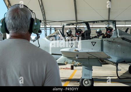 Us Air Force Colonel Joseph Locke (rechts) 93 d Air Ground Operations Wing Commander und ein Pilot aus der 81st Fighter Squadron, führen Sie Preflight Checks auf einer A-29 Super Tucano, Juni 23, 2016, bei Moody Air Force Base, Ga. Locke flog er mit dem Flugzeug in der Vorbereitung für seinen bevorstehenden Einsatz vertraut zu machen. (U.S. Air Force Foto von Tech. Sgt. Zachary Wolf/Freigegeben) Stockfoto