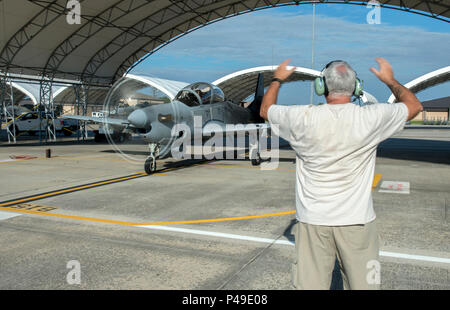 Anthony Hamilton, A-29 Super Tucano Crew Chief, der Streckenposten, US Air Force Colonel Joseph Locke, 93 d Air Ground Operations Wing Commander und ein Pilot aus der 81st Fighter Squadron, vor dem Abflug, Juni 23, 2016, bei Moody Air Force Base, Ga. Der 81St FS führt eine jährliche fliegen Programm von ca. 3.000 Einsätze und 4.500 Flugstunden. (U.S. Air Force Foto von Tech. Sgt. Zachary Wolf/Freigegeben) Stockfoto