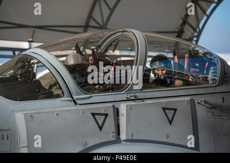 Us Air Force Colonel Joseph Locke, 93 d Air Ground Operations Wing Commander und ein Pilot aus der 81st Fighter Squadron, schließen Sie die Haube des A-29 Super Tucano, 23. Juni, 206, bei Moody Air Force Base, Ga. Stockfoto