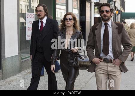 Original Film Titel: AMERIKANISCHE HUSTLE. Englischer Titel: AMERIKANISCHE HUSTLE. Regisseur: David O. RUSSELL. Jahr: 2013. Stars: Amy Adams; CHRISTIAN BALE; Bradley Cooper. Credit: ATLAS ENTERTAINMENT/Album Stockfoto