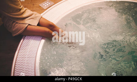 Frau genießen Whirlpool Spa Stockfoto