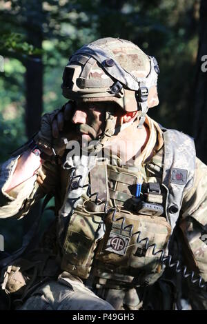 Ein britischer Soldat des 2. Royal Gurkha Rifles, Brigade der Gurkhas kommuniziert über das Radio während der Durchführung defensive Operationen während Schnelle Reaktion 16 Training am Hohenfels Training Area, ein Teil des Joint Multinational Readiness Center, in Hohenfels, Deutschland, Jan. 20, 2016. Übung schnelle Reaktion ist eines der führenden militärischen Krisenreaktion Schulungen für multi-nationale zerstreuten Kräfte in der Welt. Die Übung ist so konzipiert, dass die Bereitschaft der Bekämpfung der Kern der U.S. Global Response Force - derzeit der 82nd Airborne Division 1st Brigade Combat Team zu verbessern - Stockfoto