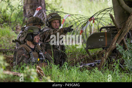 Bundeswehr Soldaten der Delta Unternehmen, Task Force Cerberus die Branche, in der sie Feuer scannen, während die Route über beobachten, während die schnelle Reaktion 16 Training am Hohenfels Training Area, ein Teil des Joint Multinational Readiness Center, in Hohenfels, Deutschland, Jan. 19, 2016. Übung schnelle Reaktion ist eines der führenden militärischen Krisenreaktion Schulungen für multi-nationale zerstreuten Kräfte in der Welt. Die Übung ist so konzipiert, dass die Bereitschaft der Bekämpfung der Kern der U.S. Global Response Force - derzeit der 82nd Airborne Division 1st Brigade Combat Team-co zu verbessern Stockfoto