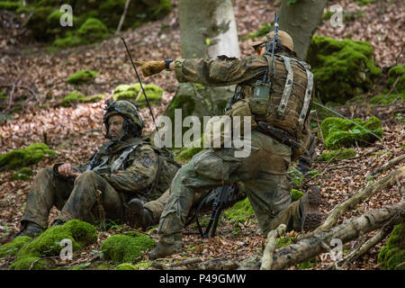 Deutsche Soldaten der Bundeswehr von Alpha Company, Task Force Cerberus bestimmen ihre Sektoren von Feuer, während die Route über beobachten, während die schnelle Reaktion 16 Training am Hohenfels Training Area, ein Teil des Joint Multinational Readiness Center, in Hohenfels, Deutschland, Jan. 19, 2016. Übung schnelle Reaktion ist eines der führenden militärischen Krisenreaktion Schulungen für multi-nationale zerstreuten Kräfte in der Welt. Die Übung ist so konzipiert, dass die Bereitschaft der Bekämpfung der Kern der U.S. Global Response Force - derzeit der 82nd Airborne Division 1st Brigade Combat Team zu verbessern - Stockfoto