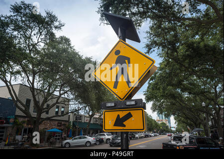 Gelbe Fußgängerüberweg Zeichen im Arts District, St. Petersburg, Florida, USA Stockfoto