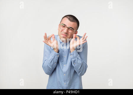 Jungen kaukasischen Mann tut einem typisch italienischen Geste, ein Symbol oder ein Ausdruck mit der Hand. Er ist wütend und nicht zufrieden. Versuchen Sie nicht, seinen Freund zu beleidigen. Nicht Stockfoto